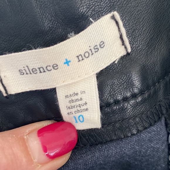 Silence + Noise Faux Black Leather Studded Shorts. Size 10 - Picture 4 of 6